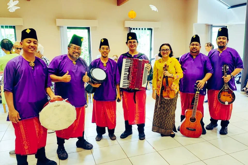 TUJUH SEKAWAN: Anggota Nobat Kota Singa sudah bersedia menyajikan lagu tradisional buat penonton dari pelbagai lapisan usia.