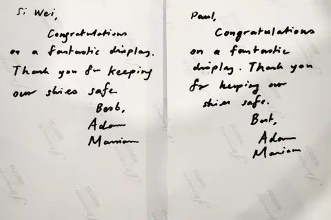 Ucapan terima kasih daripada Encik Adam kepada juruterbang RSAF di balik cetakan gambarnya.
