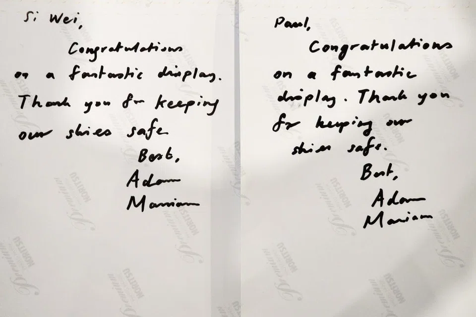 Ucapan terima kasih daripada Encik Adam kepada juruterbang RSAF di balik cetakan gambarnya.