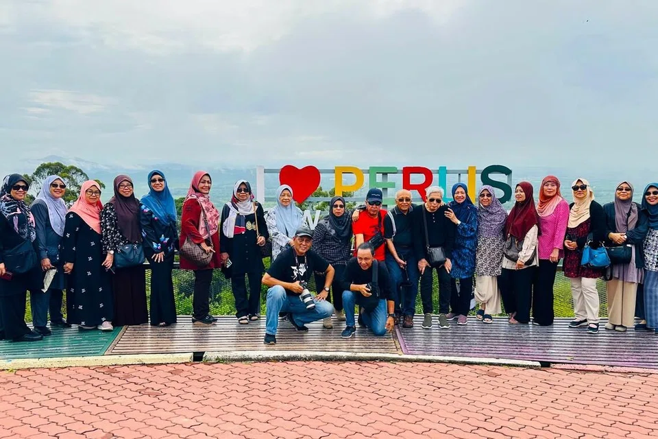 Penulis, Encik Sahari Sariman (depan, kiri) bersama teman-teman bergambar di Wang Kelian View Point.