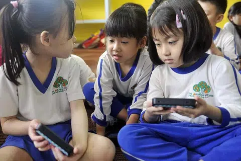 YURAN PRASEKOLAH LEBIH RENDAH: Lebih ramai ibu bapa dengan anak kecil akan membayar yuran prasekolah lebih rendah mulai tahun depan. - Foto FAIL
