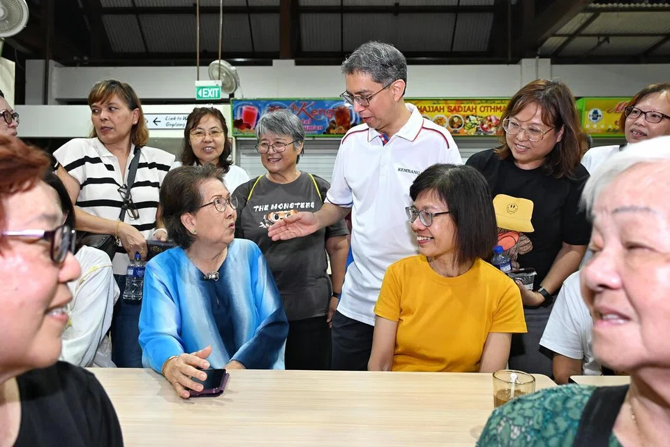 (Baris ketiga, tiga dari kanan) Pemangku Menteri Bertanggungjawab bagi Ehwal Masyarakat Islam, Profesor Madya Dr Muhammad Faishal Ibrahim, yang juga Anggota Parlimen (AP) GRC Marine Parade-Braddell Heights berinteraksi bersama 30 penduduk bukan Islam, termasuk Cik Jenny Lim (baris kedua, kiri). 