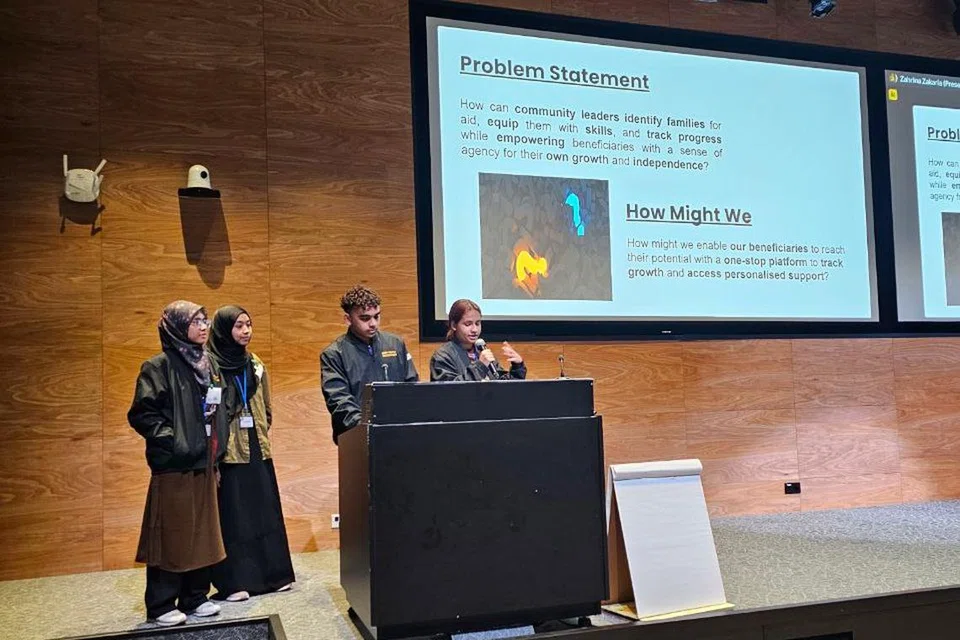 Pasukan Careviz membentangkan pandangan bernas mereka sewaktu acara ‘Hackathon Belia’, yang merupakan bahagian penting Persidangan Antarabangsa mengenai Komuniti yang Berjaya (ICCOS) 2024