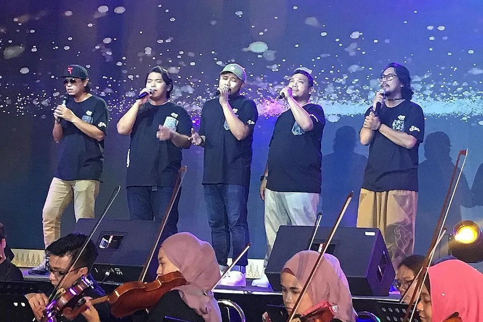 MASIH DAPAT TARIK PERHATIAN PEMINAT: Anggota 2D semasa membuat persembahan di Wisma Geylang Serai sempena Bulan Bahasa. - Foto HANIM MOHD SALEH 