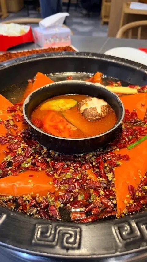 Makanan yang disajikan di Chongqing, China.