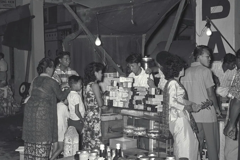 Gambar bertarikh 16 Mac 1961 ini menunjukkan pelanggan membeli-belah di Geylang Serai semasa Ramadan. 