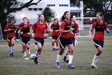 GIGIH UNTUK KEMBALI BERAKSI: Pasukan bola sepak nasional wanita Singapura giat menjalani latihan untuk membuat penampilan pertamanya sejak 2003 di Sukan SEA Mei ini. - Foto-foto BH oleh KHALID BABA