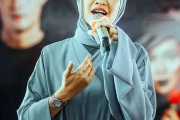 MOHON DOA PEMINAT: Nabila Razali yang diuji dengan kes kecurian gerai ayam gorengnya kemudian berdepan dengan masalah akaun YouTube digodam. - Foto INSTAGRAM NABILA RAZALI