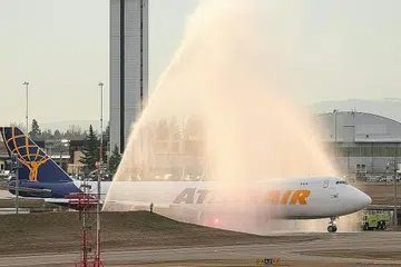 TRADISI SEMBURAN AIR: Air disembur di atas kapal terbang 747 terakhir yang dikeluarkan oleh Boeing, sebuah pengangkutan 747-8 untuk Atlas Air, sebelum berlepas dari Paine Field di Everett, Washington pada 1 Februari 2023. - Foto- foto AFP