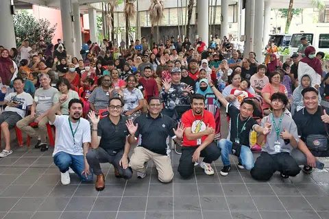Sekitar 400 bungkus nasi beriani telah diagihkan kepada penduduk Bukit Batok menerusi inisiatif “Beriani Barakah” yang diadakan di Blok 448D Bukit Batok West. 