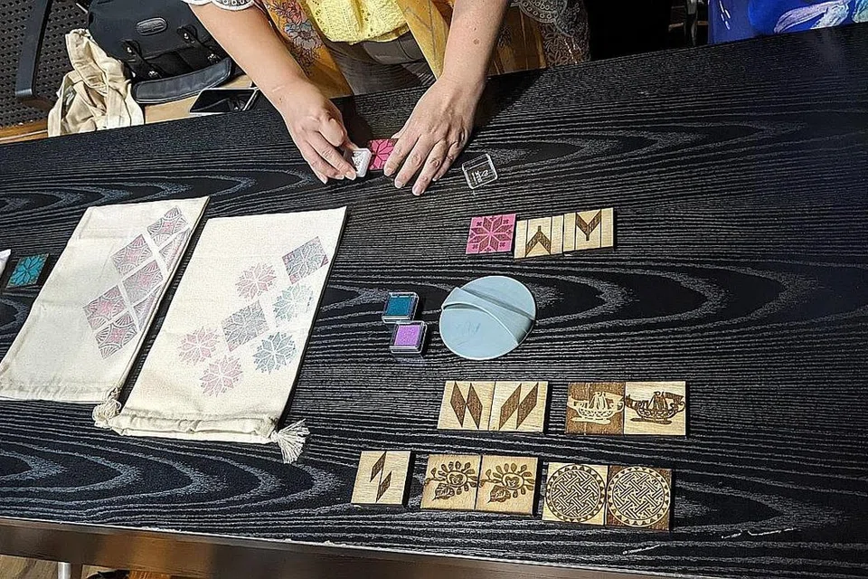 AKTIVITI KRAF: Dalam bengkel 'Cetakan Blok pada Beg', orang ramai dapat mempelajari tentang konsep percetakan blok, pertimbangan reka bentuk, teknik percetakan fabrik. - Foto TAMAN WARISAN MELAYU