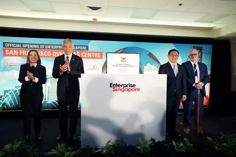 HARI BERSEJARAH: Perasmian Pusat Luar Negara Enterprise Singapore (EnterpriseSG) di San Francisco, Amerika Syarikat, oleh Perdana Menteri Lee Hsien Loong (dua dari kiri). Bersama beliau di pentas ialah Leftenan Gabenor Eleni Kounalakis (paling kiri); Ketua Pegawai Eksekutif (CEO) Enterprise Singapore, Encik Lee Chuan Teck (dua dari kanan); dan, Naib Presiden Kanan bagi Asia di Dewan Perniagaan Amerika, Encik Charles Freeman (paling kanan).