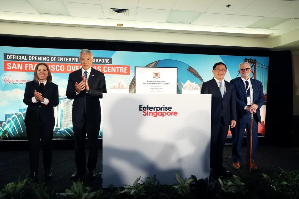 HARI BERSEJARAH: Perasmian Pusat Luar Negara Enterprise Singapore (EnterpriseSG) di San Francisco, Amerika Syarikat, oleh Perdana Menteri Lee Hsien Loong (dua dari kiri). Bersama beliau di pentas ialah Leftenan Gabenor Eleni Kounalakis (paling kiri); Ketua Pegawai Eksekutif (CEO) Enterprise Singapore, Encik Lee Chuan Teck (dua dari kanan); dan, Naib Presiden Kanan bagi Asia di Dewan Perniagaan Amerika, Encik Charles Freeman (paling kanan).