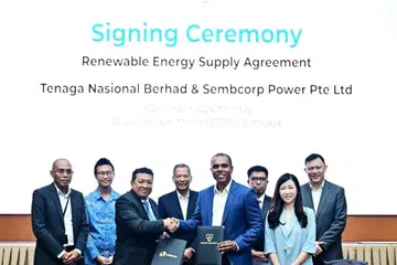 Presiden merangkap Ketua Pegawai Eksekutif (CEO), Tenaga Nasional Berhad (TNB), Datuk Ir Megat Jalaluddin Megat Hassan (tiga dari kiri), saling bertukar dokumen perjanjian bersama Pengarah Sembcorp Power, Encik Vickrem Vijayan (empat dari kanan), dalam majlis memeterai perjanjian di Putrajaya pada 9 Disember.