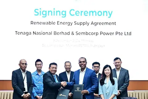 Presiden merangkap Ketua Pegawai Eksekutif (CEO), Tenaga Nasional Berhad (TNB), Datuk Ir Megat Jalaluddin Megat Hassan (tiga dari kiri), saling bertukar dokumen perjanjian bersama Pengarah Sembcorp Power, Encik Vickrem Vijayan (empat dari kanan), dalam majlis memeterai perjanjian di Putrajaya pada 9 Disember.
