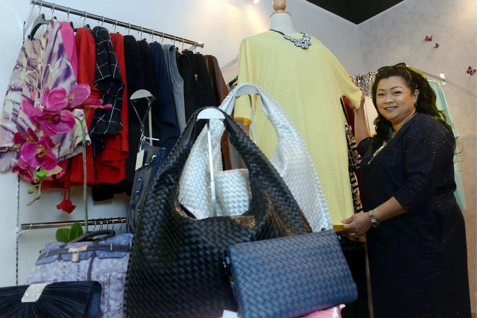 LEBIH PEKA: Apabila menerima lebih ramai pelanggan Melayu, Cik Regina cuba memahami cita rasa mereka bagi menyediakan produk yang memenuhi keperluan mereka.