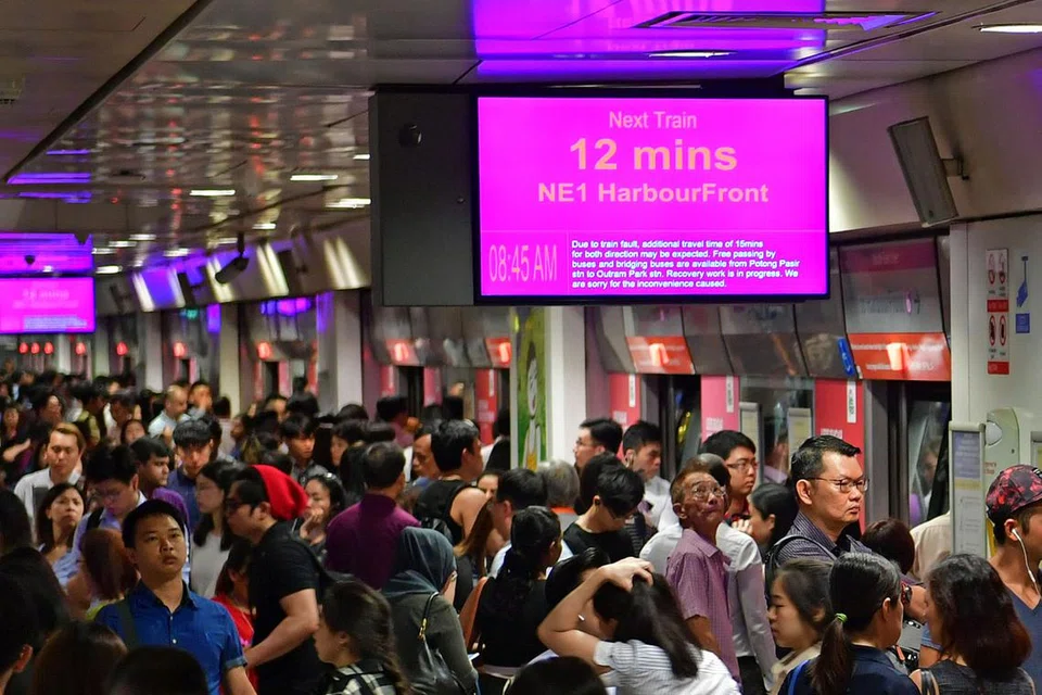 GANGGUAN MRT: Di Stesen MRT Serangoon pagi semalam, orang ramai yang membanjiri platform stesen dimaklumkan bahawa MRT akan mengambil masa 12 minit untuk tiba. - Foto BH oleh JOYCE FANG