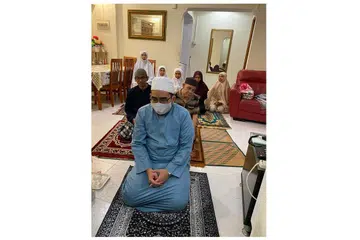 PIMPIN TARAWIH: Ustaz Ahmad Mumdzir Jasmani (berbaju biru) berkata kebanyakan keluarga yang mendapatkan khidmat imam datang ke rumah mereka untuk membimbing solat tarawih, adalah keluarga yang mempunyai warga tua, anak-anak kecil dan ibu tunggal. - Foto SANGKAR EMAS