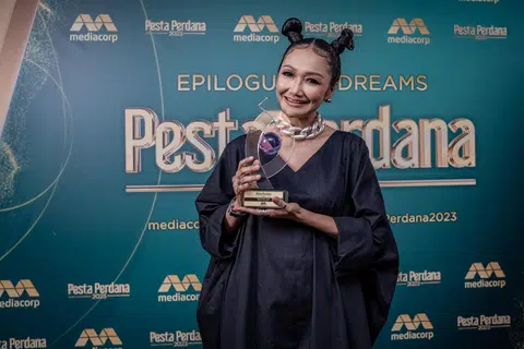 PERASAAN BERCAMPUR BAUR: Era Farida yang memenangi Anugerah Pengacara Terbaik (Hiburan) pada Pesta Perdana lalu tidak dapat melupakan detik sedih ibunya meninggal dunia sewaktu rakaman ‘Berani Nyanyi?’. 