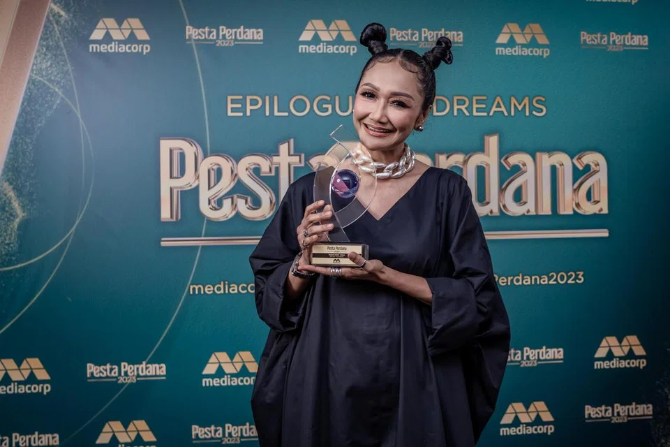 PERASAAN BERCAMPUR BAUR: Era Farida yang memenangi Anugerah Pengacara Terbaik (Hiburan) pada Pesta Perdana lalu tidak dapat melupakan detik sedih ibunya meninggal dunia sewaktu rakaman ‘Berani Nyanyi?’. 