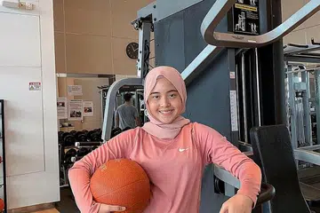 MENINGKAT KEMAHIRAN: Dengan menggunakan masanya untuk mengambil sijil profesional dan melakukan pekerjaan kontrak, Cik Emilya kini dapat menghela nafas lega mengetahui bahawa beliau mempunyai pekerjaan yang menunggunya dalam masa akan datang. - Foto ihsan EMILYA IDORA SAFARUAN