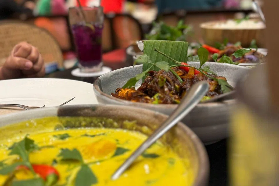 Cili Kampung menawarkan masakan kampung Melayu yang asli dan pedas dengan resipi keluarga dari Langkawi, yang terkenal dengan hidangan seperti Masak Lomak Daging yang lazat, Sambal Cili Padi Udang pedas, dan Gulai Nangka yang berperisa dengan Pucuk Manis.