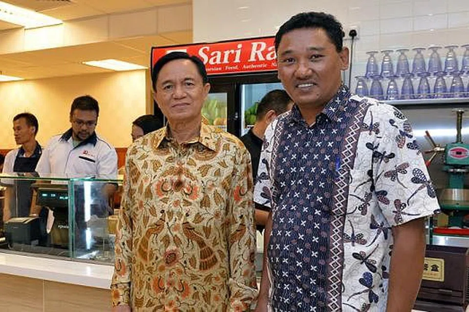 BUKA CAWANGAN: Haji Auwines (kiri) dan Encik Ali menyusun semula strategi untuk meluaskan perniagaannya ke Lucky Plaza apabila berdepan dengan masalah tenaga kerja. - Foto M.O. SALLEH