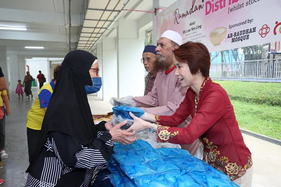 Naib Pengerusi 1 di Masjid Ar-Raudhah, Encik Muhamad Peri (dua dari kanan) bersama Menteri Negara Kanan (Perdagangan dan Perusahaan merangkap Kebudayaan, Masyarakat dan Belia), Cik Low Yen Ling (kanan), dan seorang pemimpin akar umbi mengagihkan bubur masjid kepada orang ramai. Foto dirakam pada 2024. 
