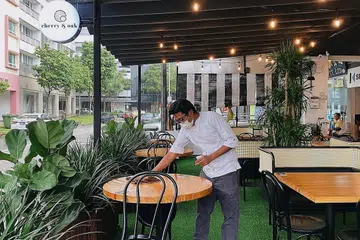 CUBA BERSIKAP POSITIF: Meski akui cukup tercabar dengan sekatan yang kembali diperketat, pemilik bersama restoran Cherry & Oak, Encik Isrudy, cuba menyesuaikan diri dan perniagaannya dalam norma baru ini untuk terus bertahan. - Foto ihsan ISRUDY SHAIK