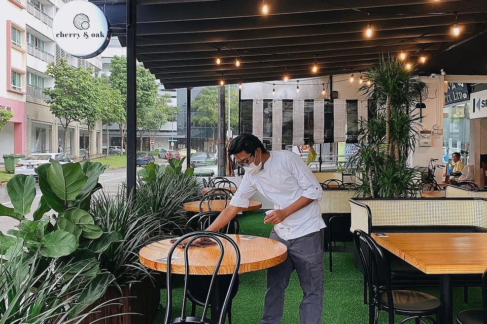 CUBA BERSIKAP POSITIF: Meski akui cukup tercabar dengan sekatan yang kembali diperketat, pemilik bersama restoran Cherry & Oak, Encik Isrudy, cuba menyesuaikan diri dan perniagaannya dalam norma baru ini untuk terus bertahan. - Foto ihsan ISRUDY SHAIK