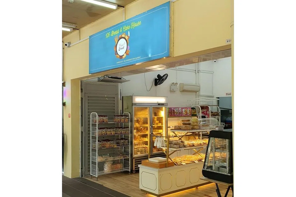 MONYET CURI MAKANAN: Beberapa monyet kera merampas empat keping roti daripada kedai roti 126 Cake & Bread House di Waterway Sunray di Punggol East pada 11 Julaii. - Foto BH oleh SYED MUHAMMAD FIRDAUS