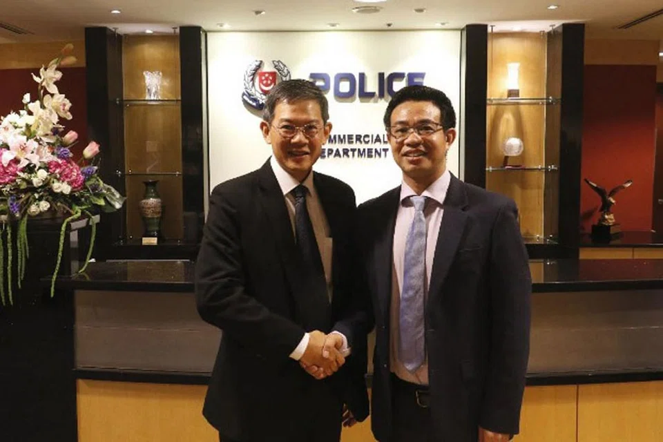 KERJASAMA DUA NEGARA: Pengarah CAD Encik David Chew (kiri) bersama Encik Wang Jiarong, Kaunselor dan Konsul Besar Kedutaan China di sebuah pertemuan pada Julai 2018. - Foto PASUKAN POLIS SINGAPURA