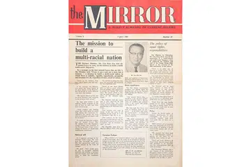 HARI BERSEJARAH: Berita SAF di 'MIRROR' (1 Julai 1969). Hari Angkatan Bersenjata Singapura yang pertama, kini dikenali secara ringkas sebagai Hari SAF - telah disambut pada 1 Julai 1969 dengan perarakan besar dan perarakan lalu di Stadium Jalan Besar dipengerusikan oleh Menteri Dalam Negeri merangkap Pertahanan ketika itu, Encik Lim Kim San. Pada hari istimewa itu, para tentera bersenjata berikrar kesetiaan mereka dan memberikan dedikasi sepenuhnya kepada Angkatan Bersenjata Singapura (SAF) dan bangsa. Ia juga membolehkan mereka merenung peranan dan tanggungjawab mereka dalam mempertahankan bangsa. Bagi Encik Dan Teo, seorang pengumpul poster dan pemilik artikel itu yang dijumpainya di luar negara, artifak ini mengingatkannya sumbangan pemimpin pengasas seperti Encik Lim Kim San. Sumbangan: Encik Dan Teo. - Foto FOUNDERS' MEMORIAL COMMITEE