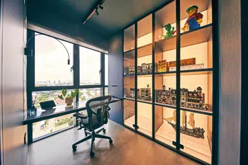 
INDAH DI RUANG TAMU: Kabinet hiasan yang menjadi tarikan di ruang tamu sebuah pangsapuri (Gambar hiasan)