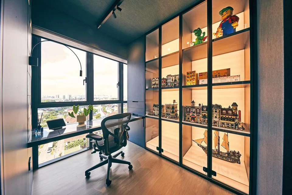 
INDAH DI RUANG TAMU: Kabinet hiasan yang menjadi tarikan di ruang tamu sebuah pangsapuri (Gambar hiasan)