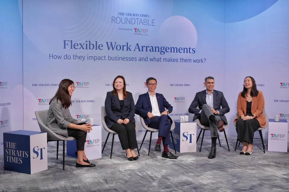 (Dari kiri) Penolong Editor Perniagaan, ‘The Straits Times’ dan moderator perbincangan, Cik Joanna Seow; Pengarah Kebudayaan dan Modal Insan, hotel Royal Plaza on Scotts, Cik Juliana Ong; Presiden Persatuan Syarikat Kecil dan Sederhana (Asme), Encik Ang Yuit; Ketua Pegawai Eksekutif Institut Karyawan Sumber Manusia, Encik Aslam Sardar; dan Pengurus Besar, Perikatan Tiga Pihak bagi Amalan Pekerjaan Adil dan Progresif (Tafep), Cik Faith Li; di perbincangan ‘The ST Roundtable’ mengenai Pengaturan Kerja Fleksibel (FWA), pada 19 November. 