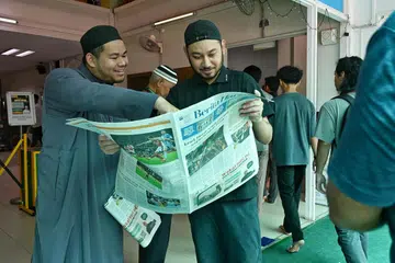 Anggota jemaah Masjid Darussalam, Encik Muhd Naufal Mohd Diah (kanan), membaca siri ‘Masjid Kita’ yang dicetak di akhbar Berita Harian (BH) pada 17 Januari. Beliau ditemani pegawai dakwah Masjid Darussalam, Ustaz Ahmad Shakir Mohammad Zamri. 