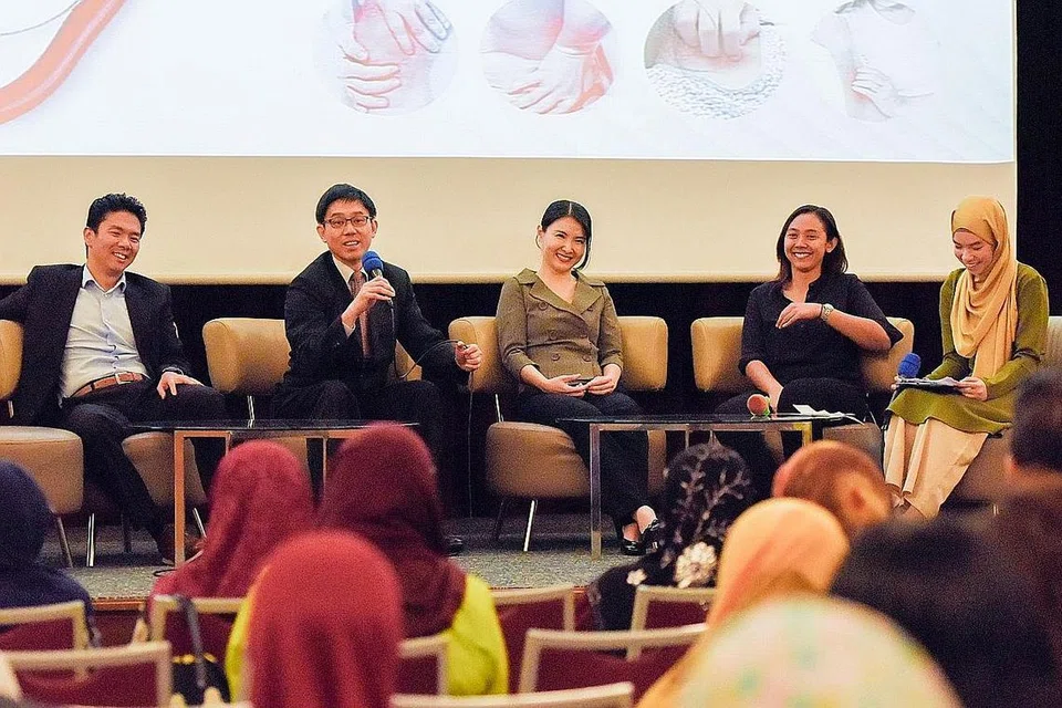 JELASKAN KEMUSYKILAN: Panel yang terdiri dari (dari kiri) Dr Anthony Foo, Dr Chong Yong Yeow, Dr Tan Siew Kiang dan Cik Nur Faradyna Putri Kamarudin menjawab soalan peserta dalam Seminar Kesihatan Berita Harian-Hospital Raffles. Wartawan BH, Cik Siti Aisyah Nordin (paling kanan) merupakan moderator sesi soal jawab itu. - Foto-foto BH oleh SYAZA NISRINA