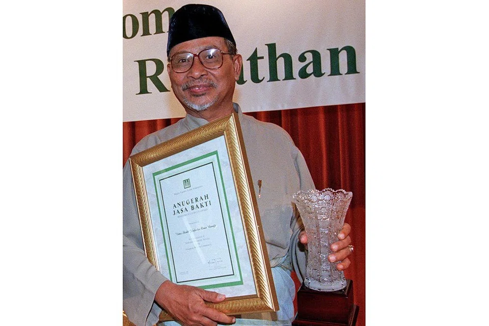 DAPAT PENGHARGAAN: Shaikh Ja'afar Omar Banafie menerima anugerah perkhidmatan kesetiaan pada 2005 kerana khidmat kepada pelbagai pertubuhan Islam selama empat dekad. - Foto fail