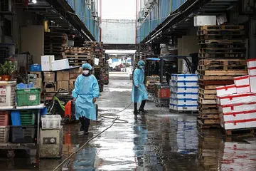 JALANI PEMBERSIHAN: Pusat Borong Pasir Panjang menjalani pembersihan selepas berlaku jangkitan Covid-19. - Foto ZAOBAO
