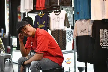 TABAH WALAU BANYAK RINTANGAN: Encik Hafiz Zainal yang lebih dikenali sebagai Fizz Ghetto dalam kalangan selebriti mahupun pelanggan jenama fesyen jalanan Ghettomen tidak membiarkan nyala rasanya terhadap bidang perniagaan dipadamkan meskipun pernah ditipu pembekal bahan kemeja-T dan kini bergerak sendiri apabila rakan niaga dan sepupunya mengundurkan diri kerana komitmen keluarga dan tugas sepenuh masa. - Foto BH oleh ARIFFIN JAMAR