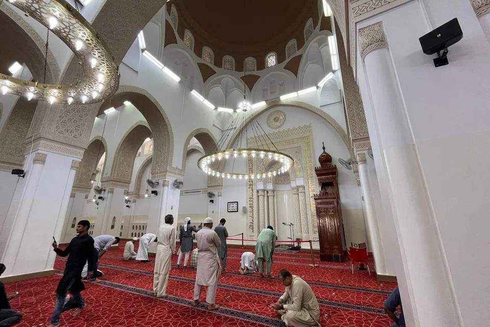 TERSERGAM INDAH: Begitu cantik dan indah keadaan dalam Masjid Al-Qiblatain. 