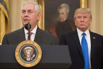 Encik Rex Tillerson mengangkat sumpah sebagai Setiausaha Negara Amerika, dengan disaksikan Presiden Donald Trump, di Pejabat Oval di Rumah Putih pada 1 Feb 2017. 