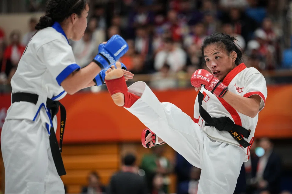 Jaguh seni bela diri campuran (MMA) Singapura, Tiffany Teo (kanan) bertanding menentang Khilola Sobirova dari Uzbekistan.