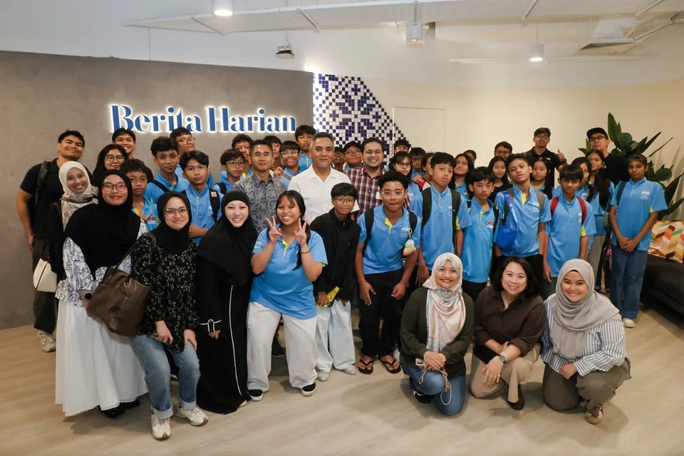 Kedatangan pelajar MAP ke bilik berita BH pada 29 Ogos disambut Editor BH, Encik Nazry Mokhtar (berkemeja putih), serta Editor Perkembangan Audiens, Cik Norhaiza Hashim (duduk, tiga dari kanan).
