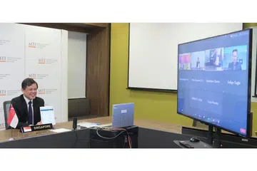 METERAI PERJANJIAN EKONOMI DIGITAL SECARA ELEKTRONIK: Encik Chan menandatangani perjanjian ekonomi digital secara elektronik menerusi sidang video semalam, bersama Menteri Pertumbuhan Perdagangan dan Eksport New Zealand David Parker dan Menteri Ehwal Luar Chile Ribera Neumann. - Foto MTI