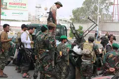 Anggota polis berkumpul di sekitar sebuah kenderaan tentera di sekatan jalan raya selepas, menurut gabungan yang disokong Arab Saudi, Aidarous al-Zubaidi, ketua Majlis Peralihan Selatan (STC) Yaman, melarikan diri ke lokasi yang tidak diketahui, di Aden, Yaman, pada 7 Januari 2026.
