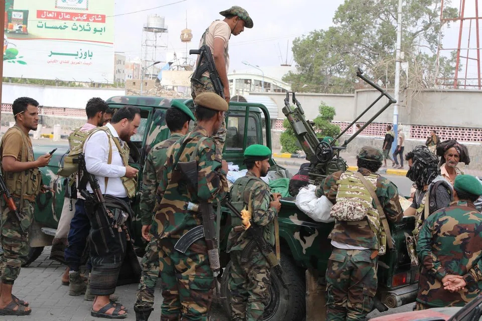 Anggota polis berkumpul di sekitar sebuah kenderaan tentera di sekatan jalan raya selepas, menurut gabungan yang disokong Arab Saudi, Aidarous al-Zubaidi, ketua Majlis Peralihan Selatan (STC) Yaman, melarikan diri ke lokasi yang tidak diketahui, di Aden, Yaman, pada 7 Januari 2026.