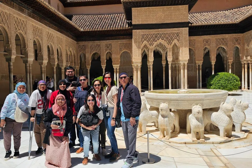 Rombongan keluarga penulis di perkarangan Alhambra di Granada.