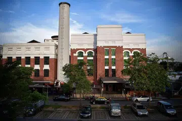 Bahagian luar St James Power Station. 